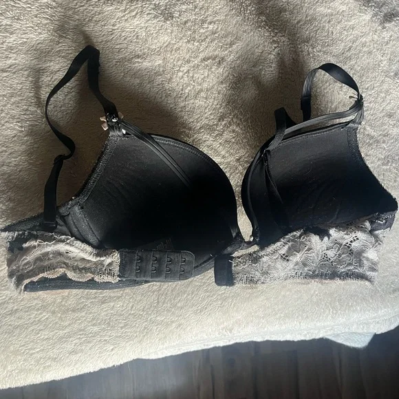 Victoria's Secret Black and Cream Lace Bra - Picture 3 of 5